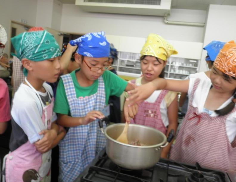 子どもたちが料理を作っている写真